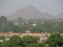 Le mur de notre camp et, au fond, le mont Ngaoundéré