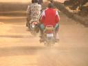 Les motos soulèvent la poussière… il ne fait pas bon être piéton !