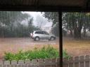 Derrière un rideau de pluie, notre voiture…